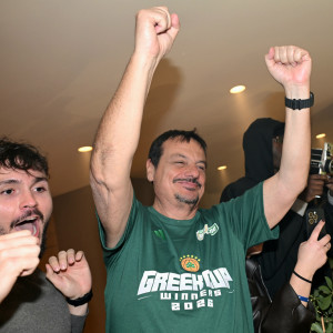 Αποθέωση από τον κόσμο του Παναθηναϊκού στο ξενοδοχείο - Απάντησε με υψωμένες γροθιές ο Αταμάν (video)