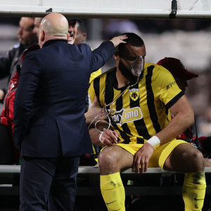 Αναγκαστική αλλαγή ο Μουκουντί - Αποχώρησε με φορείο και οξυγόνο