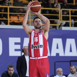 Διαδοχικά τρίποντα έδωσαν διαφορά στον Ολυμπιακό κόντρα στο Μαρούσι (video)