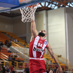 «Ερυθρόλευκο» Dunk Contest: Φουρνιέ και Χολ μοίρασαν θέαμα στο Allwyn Final-8 (video)