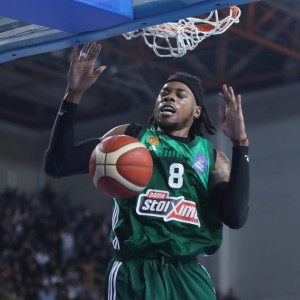 Διαδοχικά εντυπωσιακά καρφώματα του Χολμς (video)