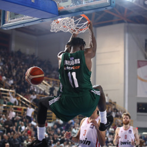 Σόου Χέιζ-Ντέιβις με εντυπωσιακό ανάποδο κάρφωμα (video)