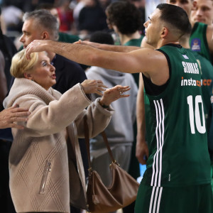 Θερμός εναγκαλισμός ανάμεσα στη Δέσποινα Γιαννακοπούλου και τον Κώστα Σλούκα