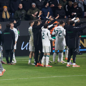 Τρελό «πάρτι» στις εξέδρες του Πλζεν από τους φίλους του Παναθηναϊκού κι αποθέωση - Το βίντεο του Athletiko