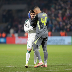 Η αγκαλιά του Λαφόν στον Πάντοβιτς πριν το τελευταίο πέναλτι