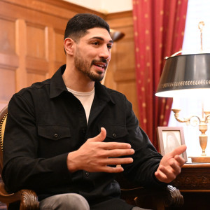 Ποιος είναι ο Τούρκος μπασκετμπολίτσας Ενές Καντέρ που δε θέλει να παίξει για τον Εργκίν Αταμάν