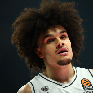 Ο Ναντίρ Χιφί απολαμβάνει ένα ταψί σπανακόπιτα μετά τη νίκη της Παρι κόντρα στον Παναθηναϊκό