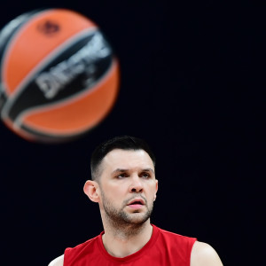 Ο Κώστας Παπανικολάου θυμήθηκε τις θυσίες της οικογένειάς για να μπορέσει να ακολουθήσει το όνειρο του