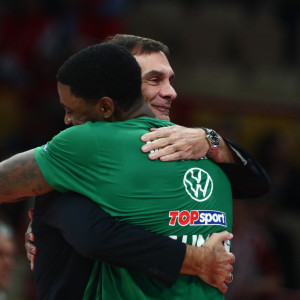 Γεμάτη χαμόγελα και «πηγαδάκια» η πρωινή προπόνηση του Ολυμπιακού στο Κάουνας (video)