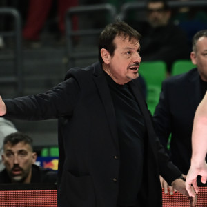 Ο Αταμάν... επέστρεψε στο δεύτερο ημίχρονο - Σηκώθηκε να κοουτσάρει παρά την αδιαθεσία του (video)