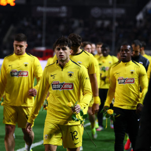 Οι παίκτες της ΑΕΚ άφησαν κίτρινα τριαντάφυλλα στη Θύρα 4 στη μνήμη των φίλων του ΠΑΟΚ που σκοτώθηκαν στη Ρουμανία