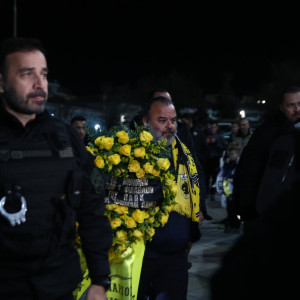 Ο Μάριος Ηλιόπουλος κατέθεσε στεφάνι για τους νεκρούς οπαδούς του ΠΑΟΚ