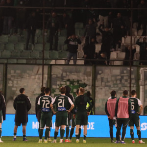 Αμίλητοι μπροστά στη Θύρα 13 οι παίκτες του Παναθηναϊκού άκουγαν τις αποδοκιμασίες