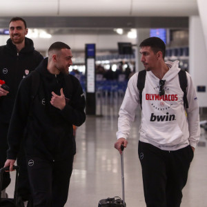 Αφίχθη στο Ηράκλειο για το Allwyn Final 8 ο Ολυμπιακός - Το video του Athletiko