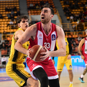 Ο Μιλουτίνοφ θέλει να παίξει στον τελικό με τον Παναθηναϊκό παρά το κάταγμα