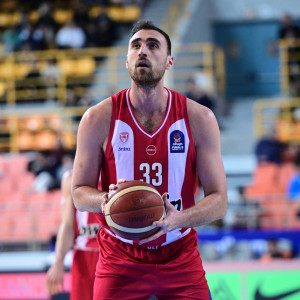 Ανησυχία στον Ολυμπιακό με Μιλουτίνοφ - Τραυματίστηκε στον αντίχειρα