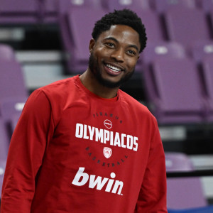 Σε μεγάλα κέφια ο Τζόουνς στην προπόνηση του Ολυμπιακού (photo)