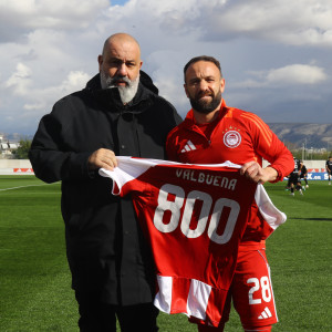 Ο Βαλμπουενά έφτασε τα 800 ματς καριέρας και βραβεύτηκε από τον Ολυμπιακό