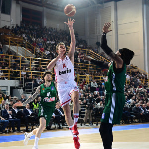 «Καυτός» Βεζένκοφ πέτυχε τους πρώτους οκτώ πόντους του Ολυμπιακού στον τελικό (video)