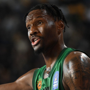 «Καυτό» ξεκίνημα για τον Χέιζ-Ντέιβις στο πρώτο του ντέρμπι «αιωνίων» με 6 διαδοχικούς πόντους