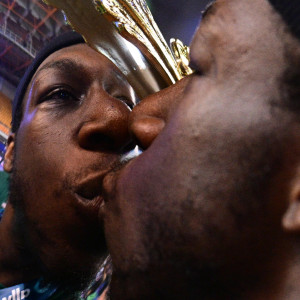 Ο Ναν φίλησε... παθιασμένα το τρόπαιο του Κυπέλλου Ελλάδας (photo)