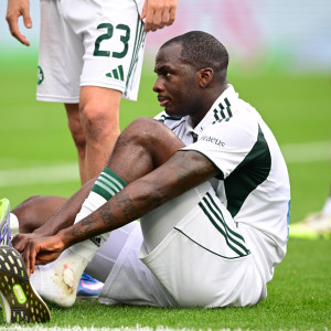 Ο Τεττέη τραυματίστηκε μετά από πάτημα του Λαμπρόπουλου στην φτέρνα του