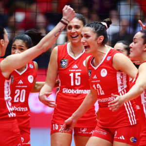 Ο Ολυμπιακός με ασταμάτητη Κούμπουρα «έσπασε» το αήττητο του Παναθηναϊκού στη Volley League Γυναικών