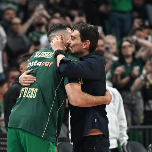 Η αγκαλία του Δημήτρη Γιαννακόπουλου με τον Κώστα Σλούκα