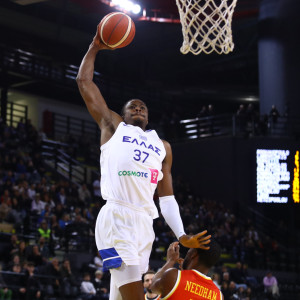 Ο Κώστας Αντετοκούνμπο ξεσήκωσε τη Sunel Arena με τα καρφώματά του κόντρα στο Μαυροβούνιο (video)