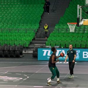 Ο Χέιζ-Ντέιβις έκανε το πρώτο του ζέσταμα στο «T-Center» με Μπετόβεν (video)