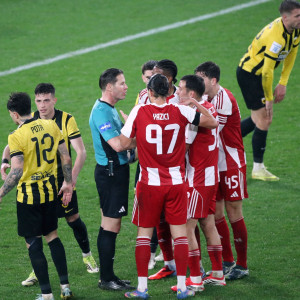 Διετής αποκλεισμός από τα γήπεδα και πρόστιμο για τη ρίψη ομπρέλας στο ΑΕΚ - Ολυμπιακός!