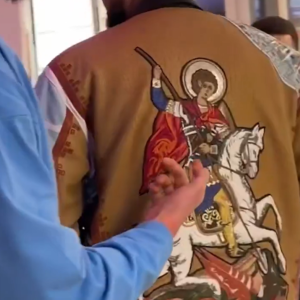 Τρομερό: Ο Τάουνς φόρεσε τζάκετ με την εικόνα του Αγίου Γεωργίου και δεν ήξερε τι είναι (video)