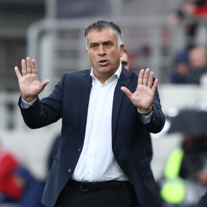 Εκνευρισμένος ο Αναστασίου, αρκέστηκε σε συγχαρητήρια στον Ολυμπιακό