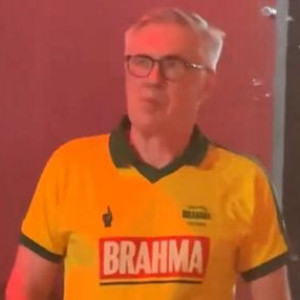 «Έκλεψε» την παράσταση ο Αντσελότι στο καρναβάλι - Η μπύρα με θρύλους και η... απαίτηση του Σαντάνα (video)