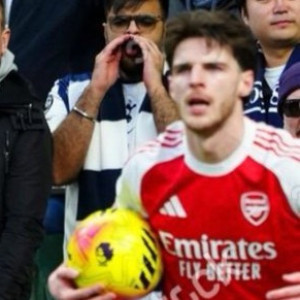 Εικόνες ντροπής στην Premier League: Οπαδοί «χλεύασαν» τον Ντέκλαν Ράις με φωτογραφία της συζύγου του