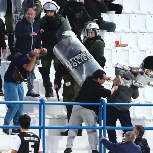 Πεντάλεπτη διακοπή λόγω επεισοδίων στο Κηφισιά - ΟΦΗ (photos & video)