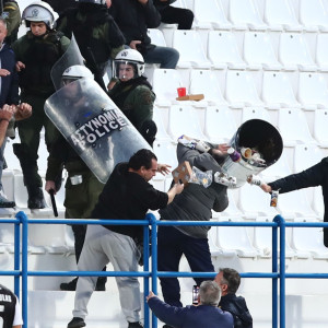 Πεντάλεπτη διακοπή λόγω επεισοδίων στο Κηφισιά - ΟΦΗ (photos & video)