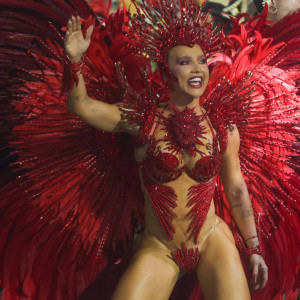 «Καυτή» και σύντροφος διάσημου ποδοσφαιριστή - Αυτή ήταν η «βασίλισσα» του φετινού καρναβαλιού (video)