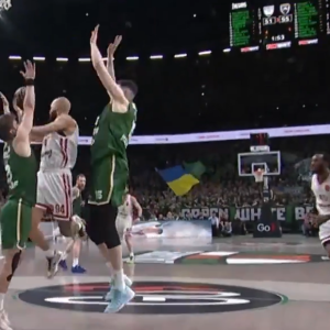 Μυθική ανάποδη πάσα του Φουρνιέ και εμφατικό κάρφωμα του Χολ (video)