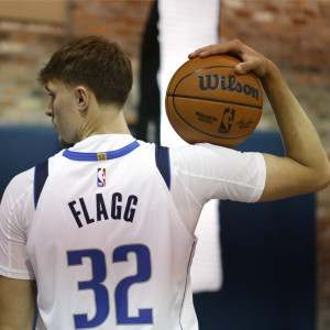 Το ασύλληπτο ποσό για το οποίο δημοπρατήθηκε η φανέλα ντεμπούτου του Κούπερ Φλαγκ στο ΝΒΑ