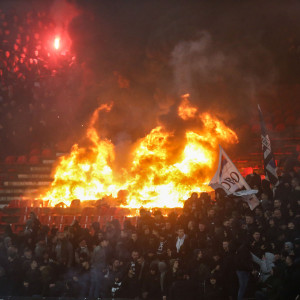 Οι οπαδοί της Παρτιζάν έβαλαν φωτιά στις κερκίδες - Βάφτηκε «ερυθρόλευκο» το ντέρμπι της Σερβίας (videos)