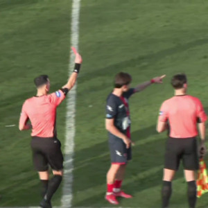 Ποδοσφαιριστής της Super League 2 δέχτηκε κόκκινη κάρτα και συνέχισε να αγωνίζεται!