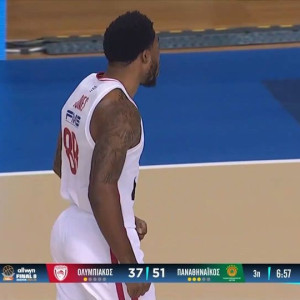 Ο Τζόουνς κάρφωσε εμφατικά και κάλεσε τους οπαδούς του Ολυμπιακού να ξεσηκωθούν (video)