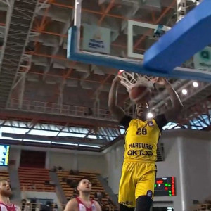 Σερί εντυπωσιακά καρφώματα από τον Ντε Σόουζα (video)