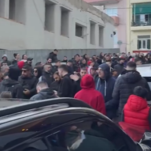 Περίπου 300 οπαδοί του Ολυμπιακού περίμεναν την αποστολή πριν την αναχώρηση για τον τελικό (video)