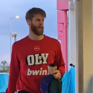 Η άφιξη του Ολυμπιακού στα «Δυο Αοράκια» για το παιχνίδι με τον Παναθηναϊκό (video)