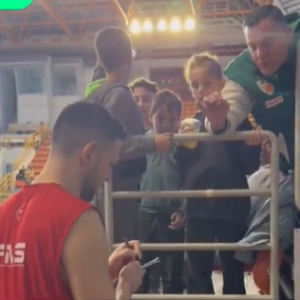 «Εύχομαι ο γιος μου να σου μοιάσει»: Η ατάκα ενός φιλάθλου που συγκίνησε τον Παπανικολάου (video)