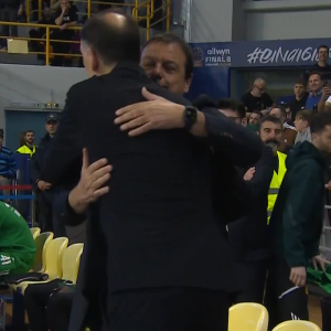 Θερμή αγκαλιά ανάμεσα σε Μπαρτζώκα και Αταμάν πριν το Ολυμπιακός - Παναθηναϊκός