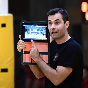 Ο πρώην προπονητής της Εθνικής και της ΑΕΚ Γιουνούς Οτσάλ στον Πανιώνιο Betsson