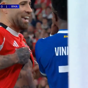 Ο Οταμέντι σήκωσε τη φανέλα του και έδειξε στον Βινίσιους... τατουάζ του Μουντιάλ (video)